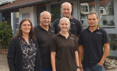 Unser Team vor unserem Haus
